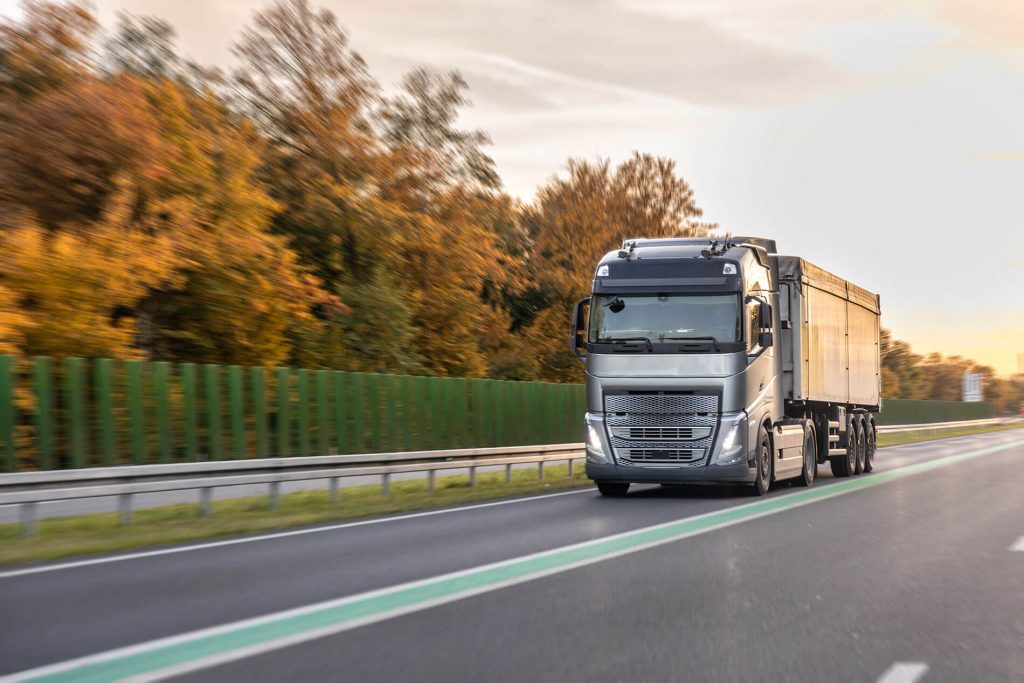 Semi-remorque moderne sur autoroute, véhicule type du permis CE