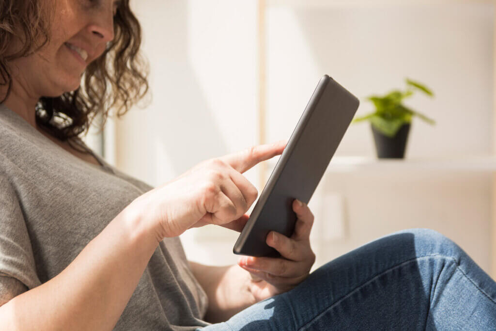 Femme révisant sur une tablette, à la maison